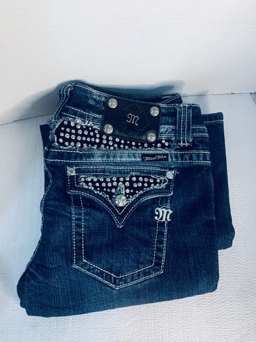 Jean Bootcut Miss Me Détruit Délavé Avec Chaîne Métal - Taille 27 X 31 - Occasion TB