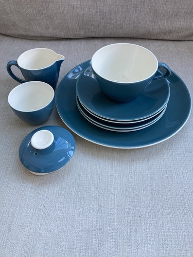 VINTAGE POOLE POTTERY BLUE MOON CAMEO TEAL TABLEWARE 9 PIECES INCLUDES TEAPOT - Picture 2 of 8