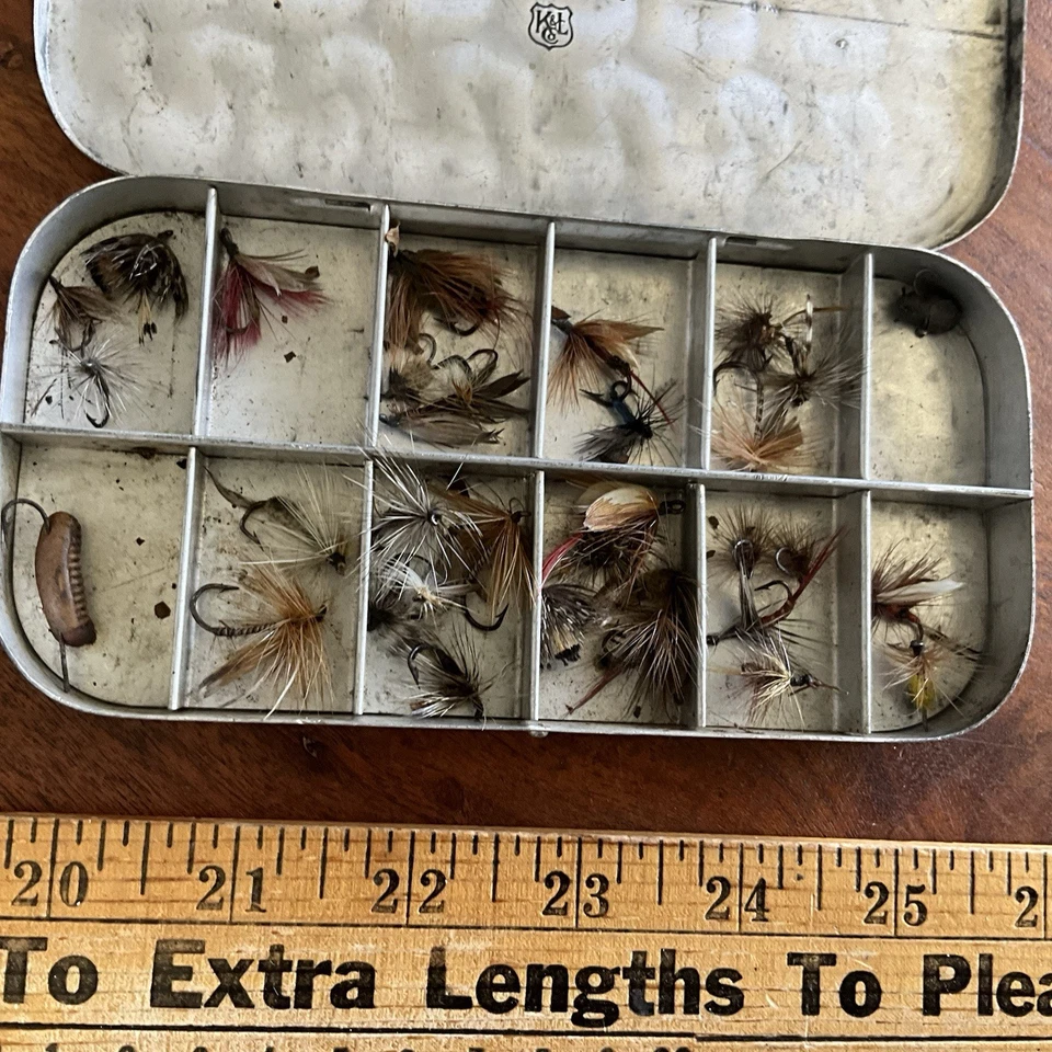 Libro de moscas húmedas y secas K&L Common Sense de colección con lata de metal con señuelos Foto 2 de 4