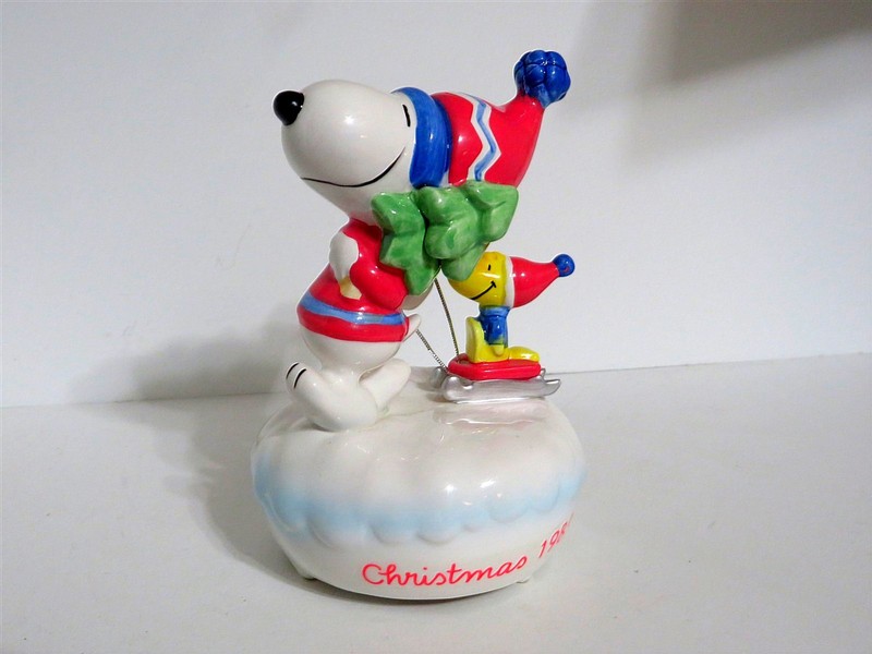 SNOOPY PEANUTS CHARLIE BROWN WILLITTS VINTAGE CERAMIC MUSIC BOX FIGURINE 1989