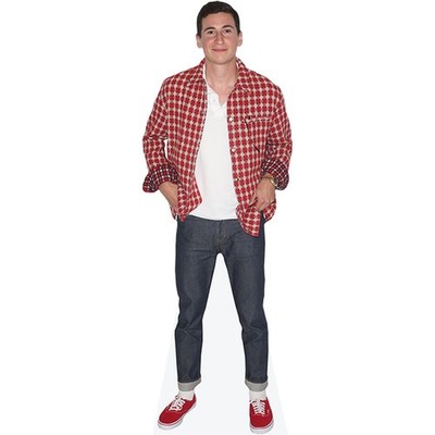 Sam Lerner (rote Jacke) lebensgroßer Ausschnitt