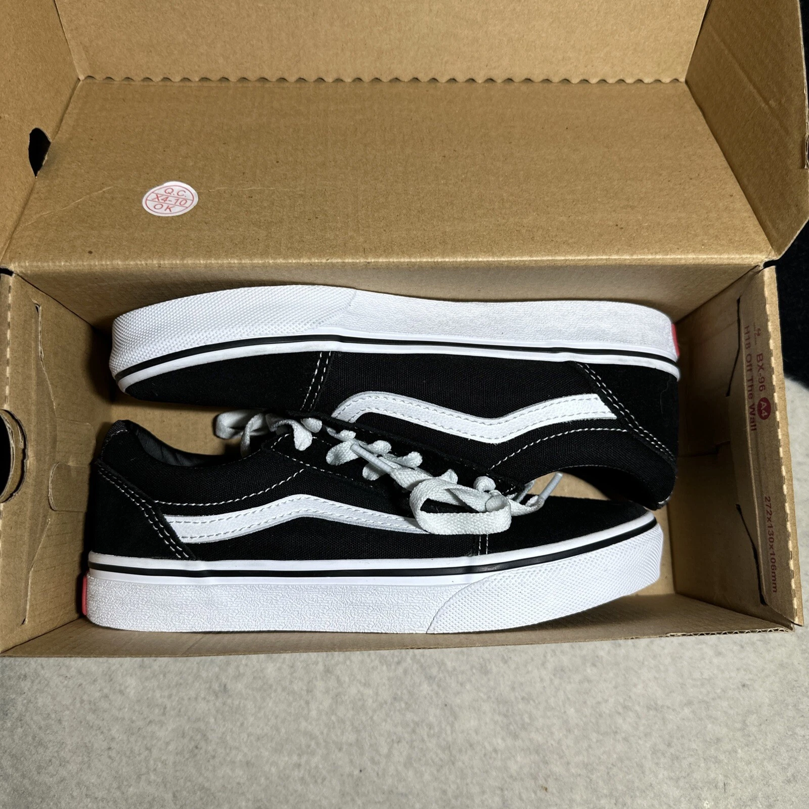 Sneakers stringate in pelle scamosciata Vans nuove con scatola Youth 3 bianche e nere reward basse