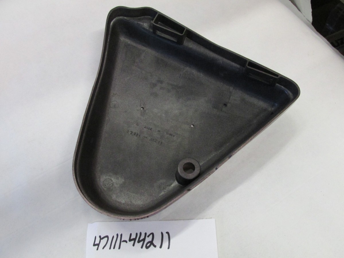 Suzuki NOS 47111-44211 OEM RIGHT SIDE COVER Panel 80-82