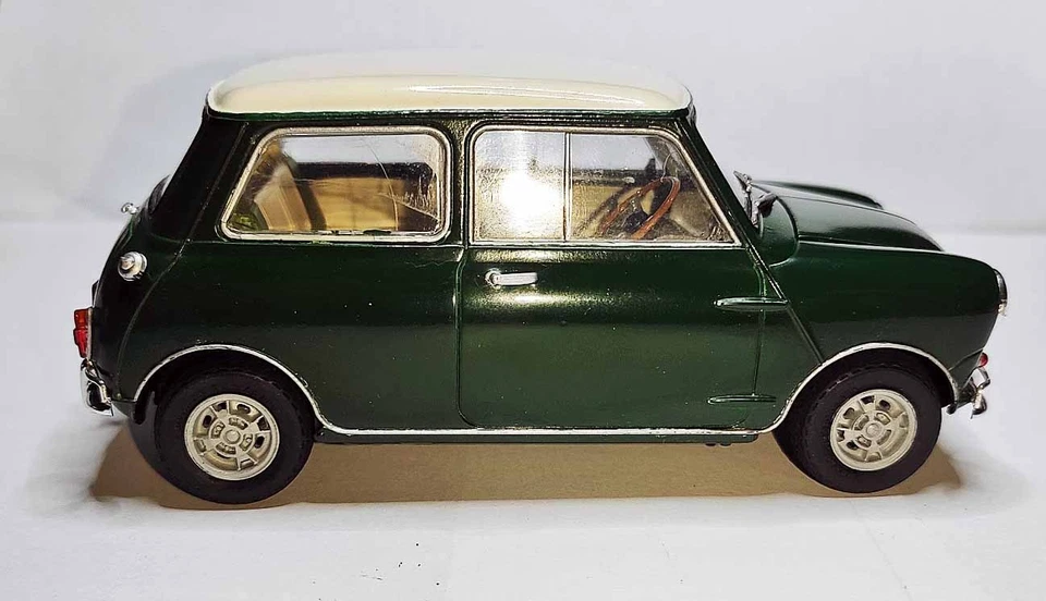 Kit plastica Morris Mini Cooper 1275 S Mk.1 Scala 1/24 Tamiya Montata - Immagine 2 di 4