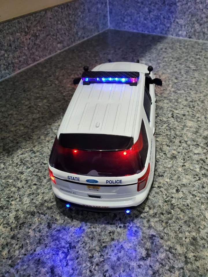 New Jersey State Trooper - Police Ford Explorer w/ All Flashing Lights - Image 3 of 4