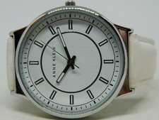Reloj analógico de cuarzo con respaldo de cuero genuino tono blanco Anne Klein AK/2317 para dama