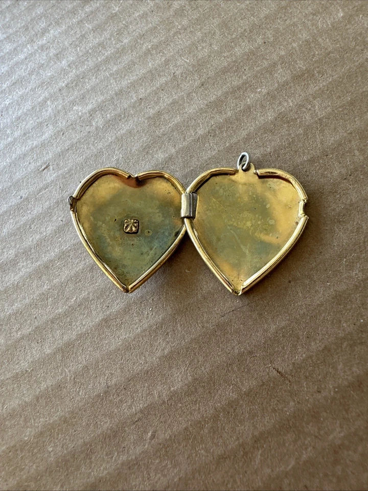 Colgante Medallón Corazón Disneyland Vintage Castillo Walt Disney Productions Tono Dorado Foto 3 de 4