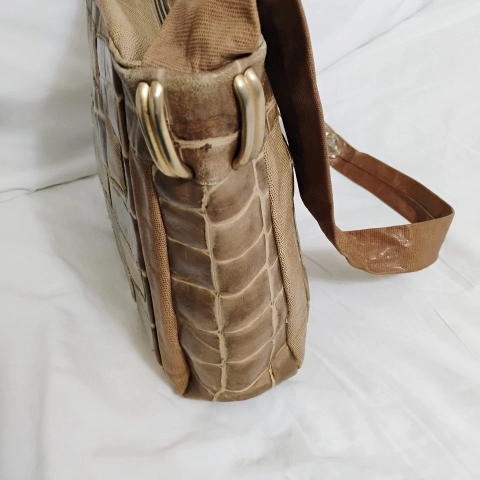Bolso Bandolera Sharif Vintage Hecho en EE. UU. Estampado de Caimán en Relieve Bronceado Foto 4 de 4