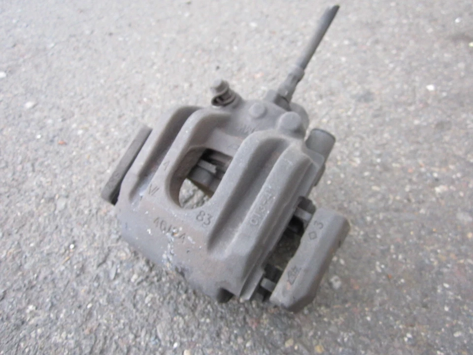 Carcasa pinza de freno trasera derecha nn802247 BMW 745Li 745i 2002 2003 2004 2005 OEM Foto 4 de 4