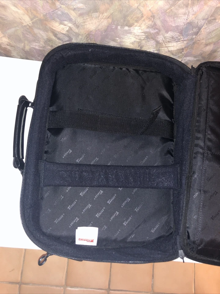 Funda protectora de viaje negra Targus para portátil de 16 pulgadas Foto 4 de 4