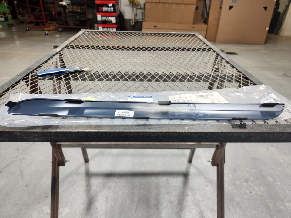 2012-2014 CHRYSLER 300 GENUINE MOPAR RH FASCIA APPLIQUE 68155786AA Foto 2 de 4