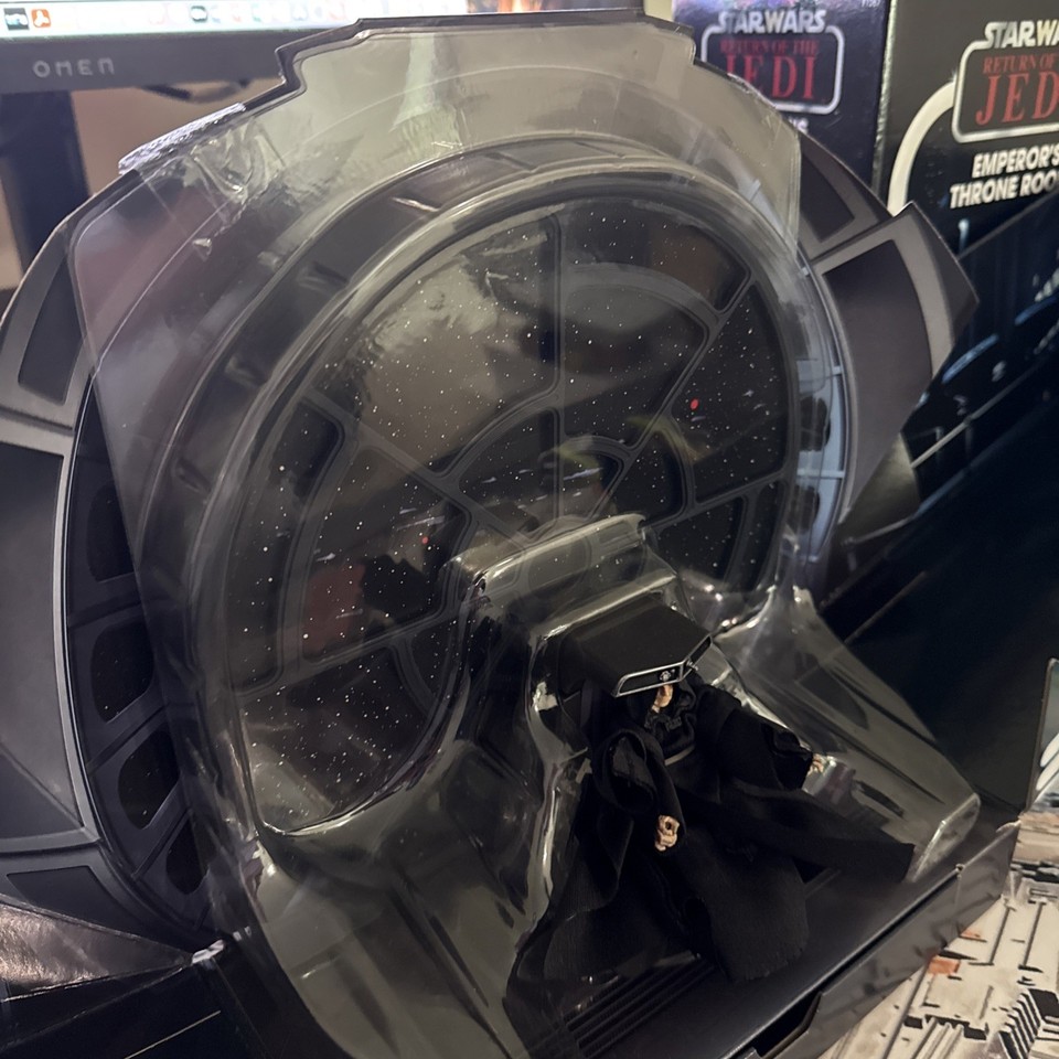 STAR WARS THE VINTAGE COLLECTION EMPEROR'S THRONE ROOM-HASBRO-IN HAND