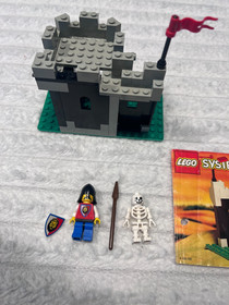 LEGO Castle: 6036 Skeleton Surprise - 100% Complete w/ Instructions