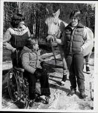 1982 Press Photo Gerry O'Connor shows horse to guests at Jerico House, MA