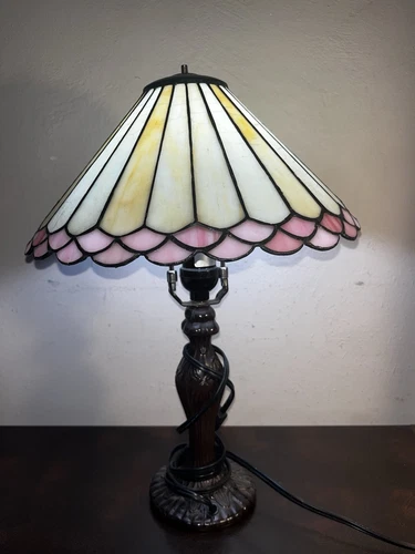 Tiffany style Victorian Accent Table Lamp 12” Wide Shade Glass. Vintage Pink/brn
