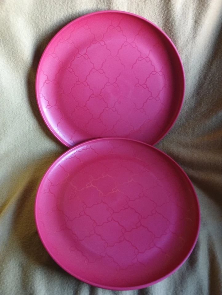 12 pcs Mainstays Plastic Dinner Plates,Cereal Bowls &Tumblers Etched bow red - Image 3 of 4