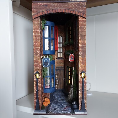 Handgefertigtes und bemaltes Buch Ecke Diorama magischer Zauberer Gassenszene.