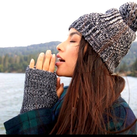 $70 Rebecca Minkoff Marled Beanie and Arm Warmer Set Black 