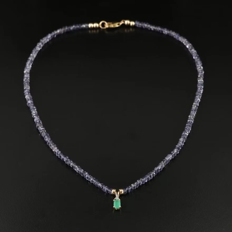 Collar de iolita con colgante de diamantes y esmeraldas de 10K Foto 3 de 4