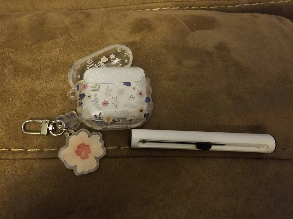 Compact Airpods Case 4th Generation - Image 4 of 4