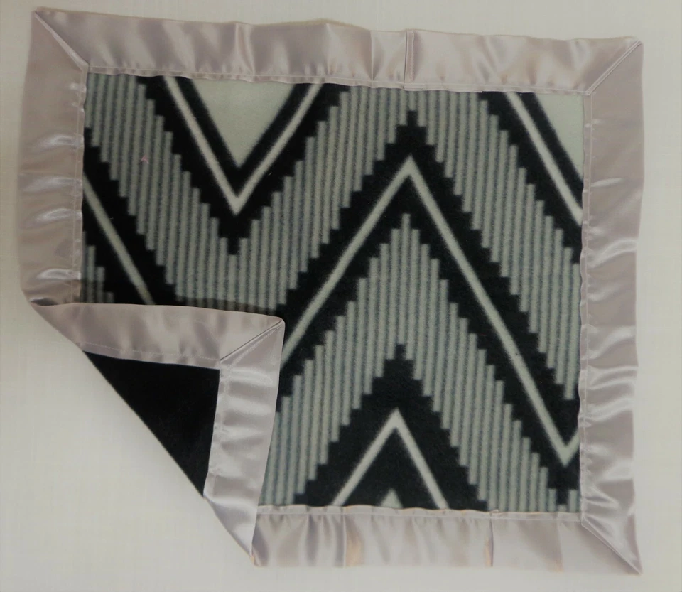 手工抓绒婴儿/宠物/娃娃/安全毯-黑色和灰色 17 X 19 — 第 2/3 张图片