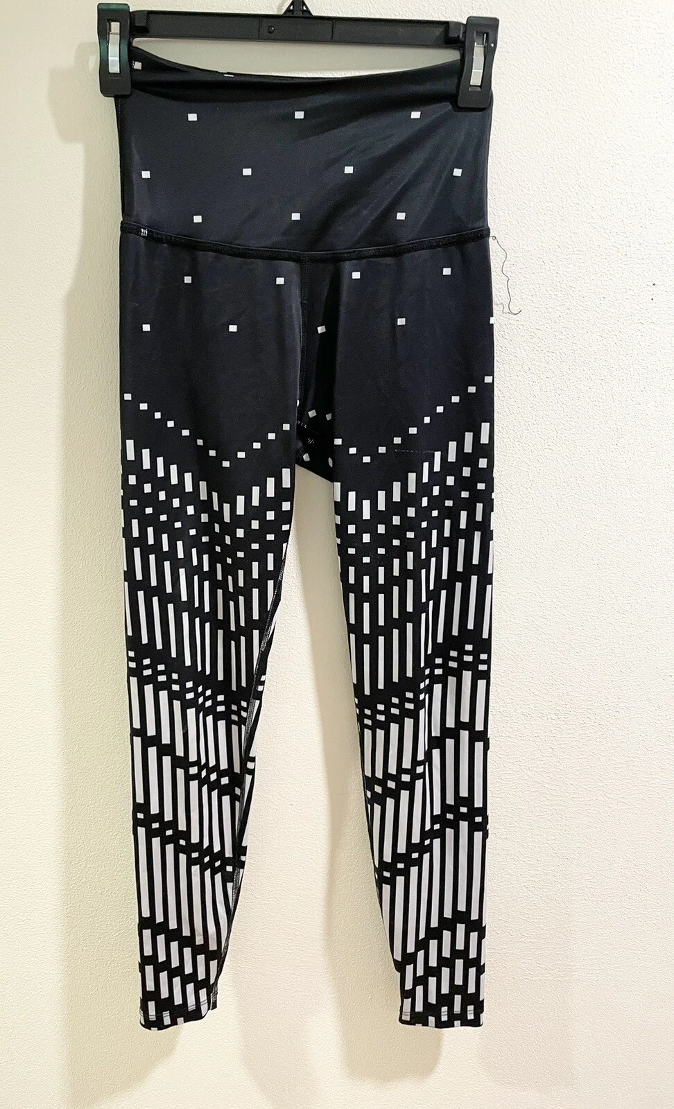 beyond-yoga lux high waisted pixelated arrows leggings