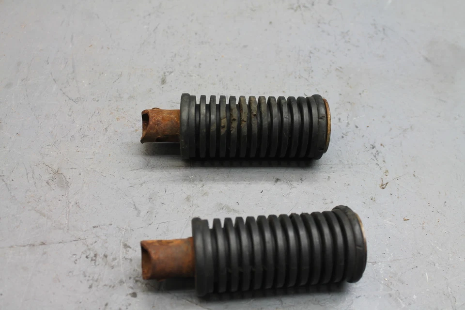 Reposapiés izquierdo derecho Suzuki SP125 1987 clavijas Foto 4 de 4