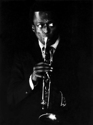 Foto Miles Davis bei einem Konzert in der Salle Pleyel in Paris 1967 - 15x20