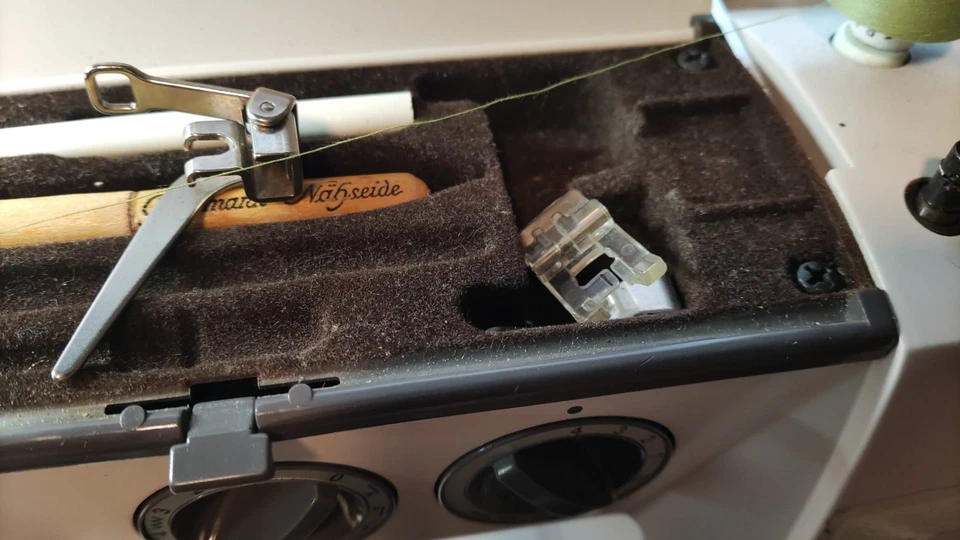 Nähmaschine Elna Lotus ZZ mit Zubehör   - Bild 4 von 4