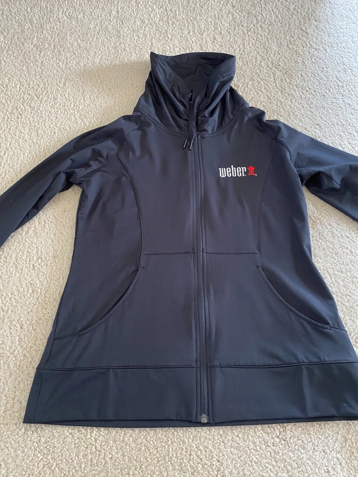 Chaqueta negra mediana Weber Grill Sport-Tek para mujer Foto 3 de 4