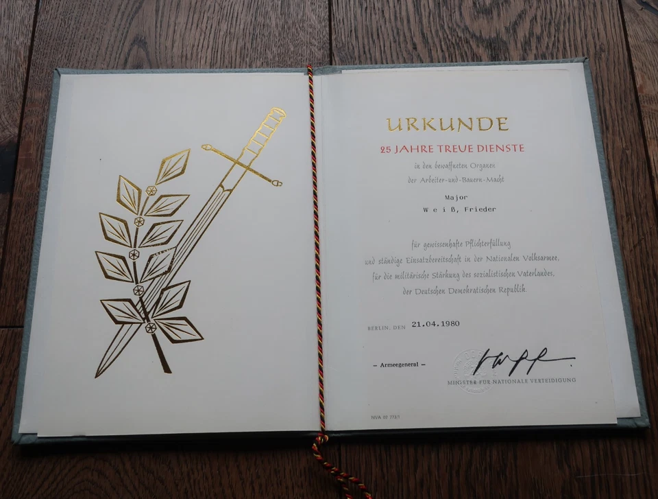 NVA Ehrengeschenk, 25 Jahre Treue Dienste für einen Major 1980 mit OU AG Wolff - Bild 3 von 4