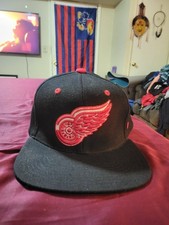 Detroit Red Wings Zephyr Stretch Fit Hat Cap Black Red NHL Hockey M/L