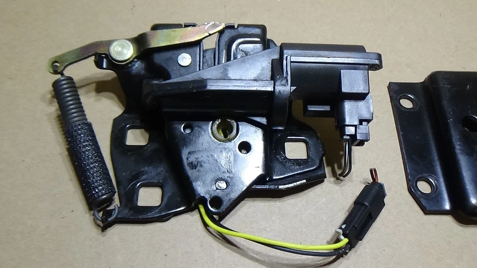 Actuador de cierre de bloqueo de maletero trasero Chevrolet Camaro 1998-2002 Foto 2 de 4