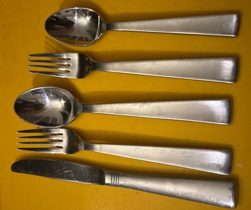 24 Pc Hampton Silversmith RADIANCE Stainless Mixed Flatware Knives Spoons Forks - Picture 5 of 9