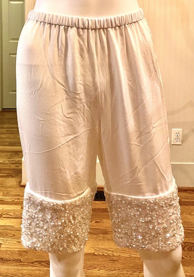 9K New Chanel 2017 White Pearl Sequin Shorts Sweater 2pc Set 34 36 2 4 S - Image 4 of 4