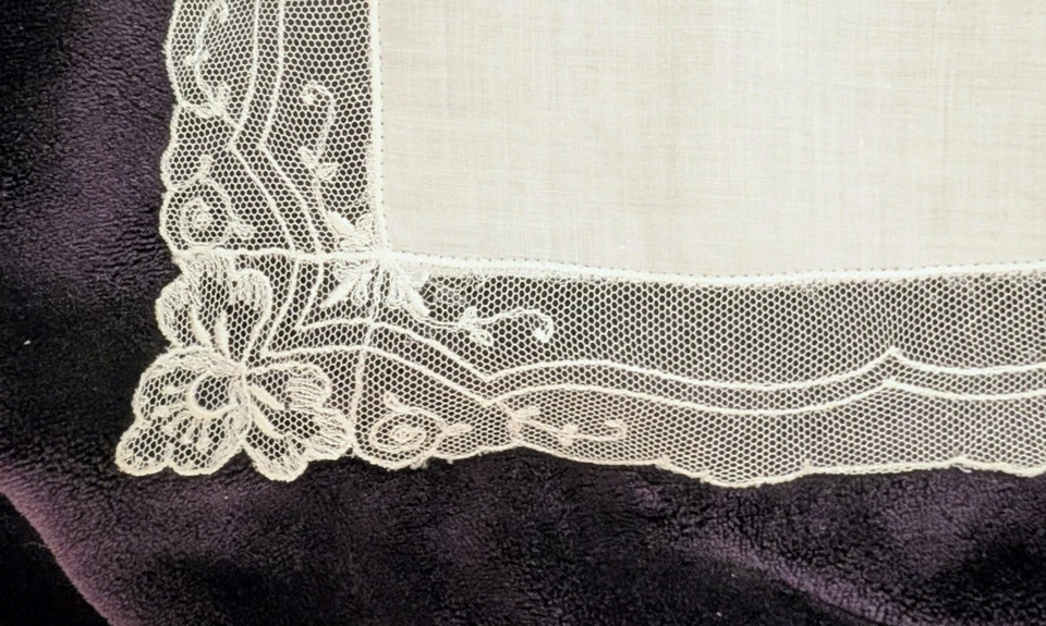 Hermoso pañuelo/pañuelo de boda vintage marfil con ribete de encaje Foto 2 de 3