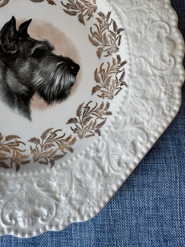 Vtg LORD NELSON POTTERY ENGLAND SCHNAUZER TERRIER SCROLL EMBOSSED 8 3/8" PLATE - Bild 6 von 12