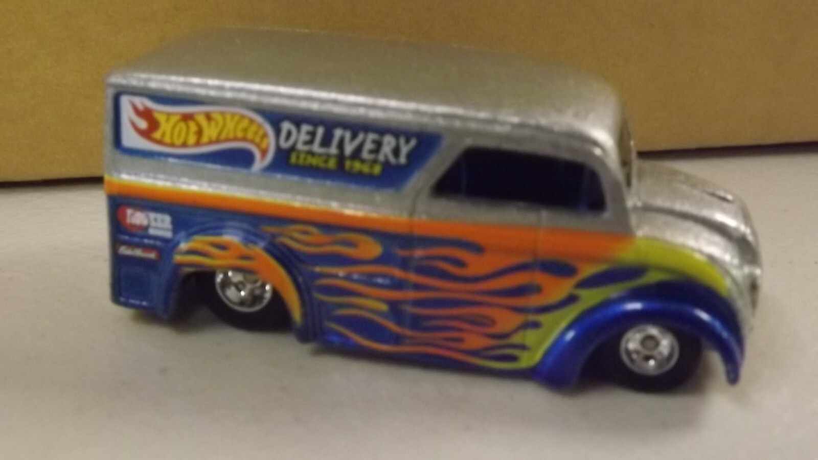 Hot Wheels 2000-028 Circus On Wheels Dairy Delivery Purple 1:64 Scale Diecast Car