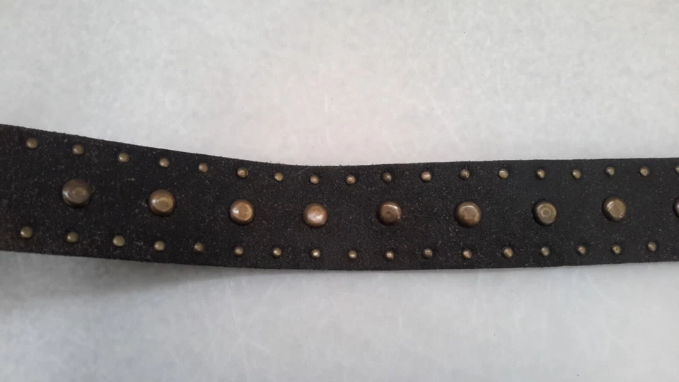 Cinturón Steve Madden de Cuero Genuino Para Hombre Talla M Hebilla Cruz Alemana Remaches de Metal Foto 3 de 4