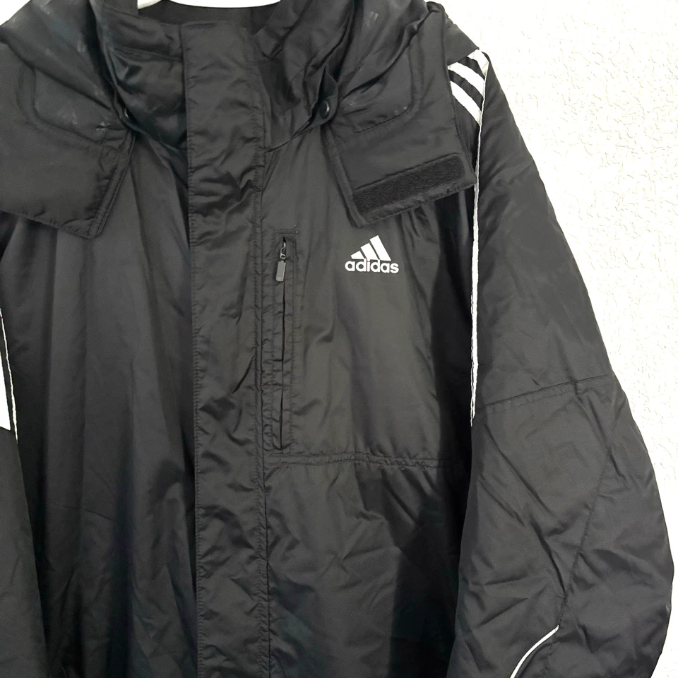 Jaqueta Adidas masculina tamanho XL preta branca Essentials 3 listras isolada nylon com capuz - Imagem 2 de 4