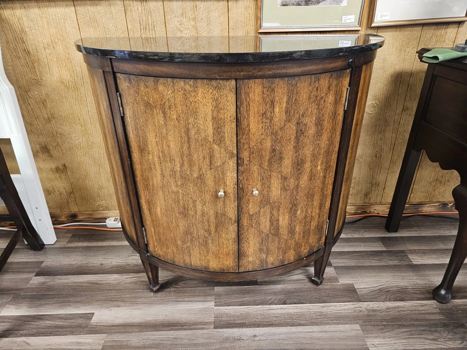 Moderno gabinete de consola Demi Lune con tapa de mármol de pizarra de Theodore Alexander? Foto 3 de 4