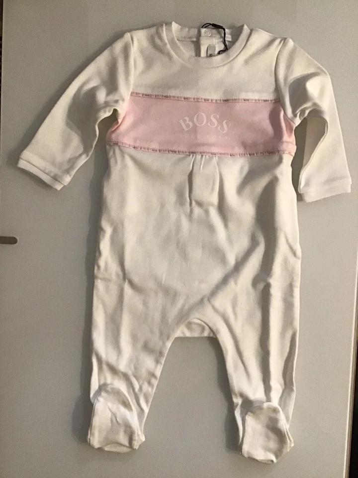 Hugo boss bebé niña 6 meses bebé-crecimiento con babera a juego regalo en caja £75 Foto 4 de 4