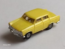 1114 Faller AMS Fiat 1800 B in zitronengelb. Das Modell ist bespielt