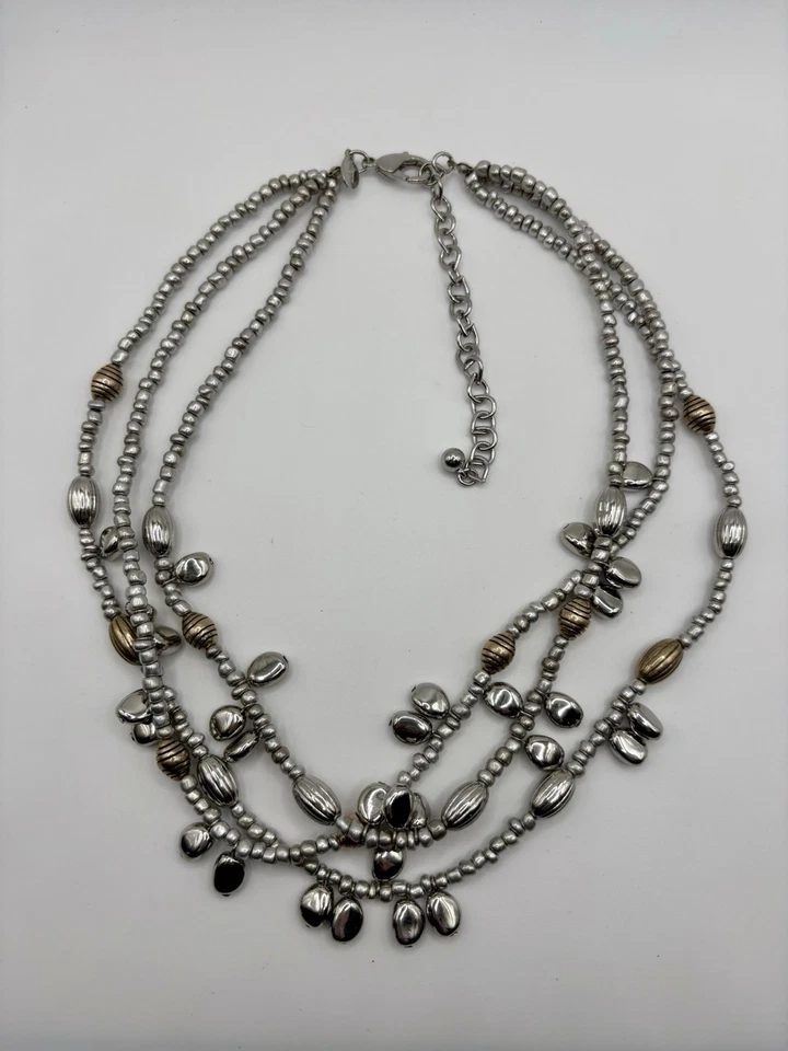 Collar de múltiples hebras Chico's tono plata cepillado y latón con cuentas en capas Foto 2 de 3
