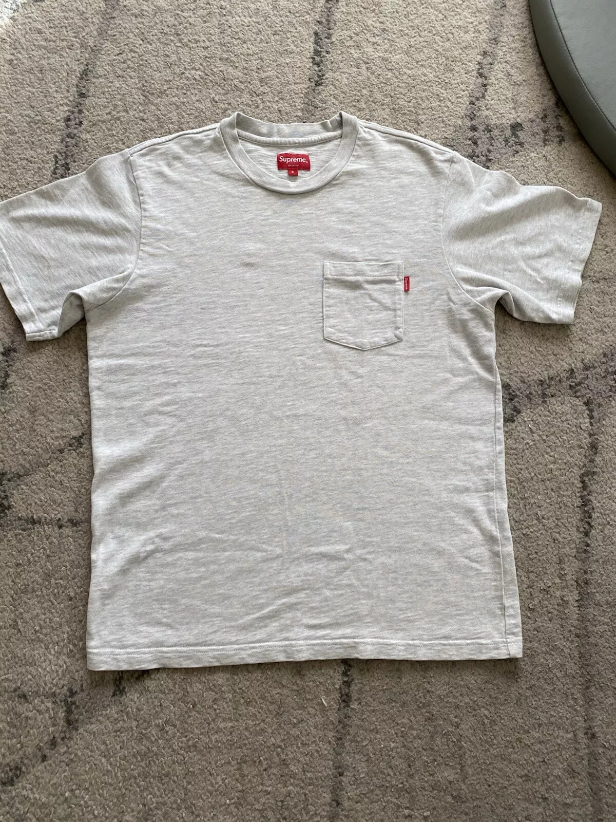 Tee shirt Supreme Pocket gris bruyère avec logo onglet à la poche taille S