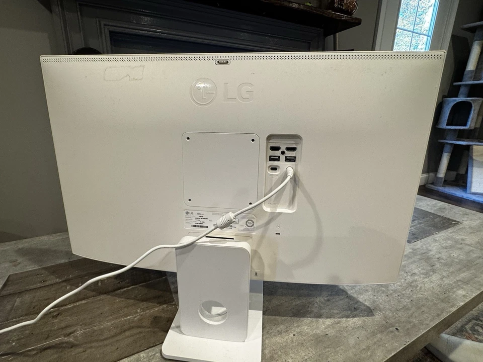 LG - 27" IPS UHD 60Hz 5ms Smart Monitor com HDR10 (HDMI, USB-C) - Branco - Imagem 4 de 4