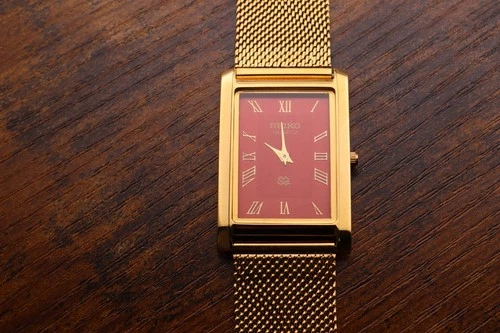 Seiko Slim Quartz Men Red Dial Gold Bracelet Vintage Watch