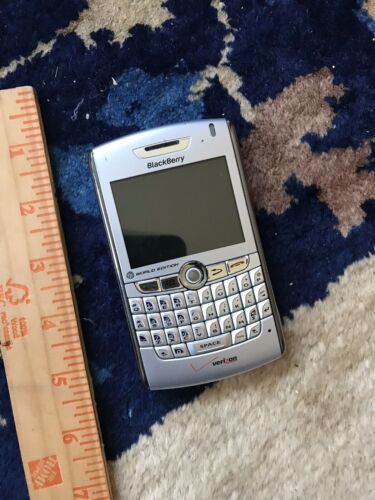 Blackberry Qualcomm 3G CDMA World Edition 8830 Silver Smart Cellphone Verizon - Afbeelding 1 van 6