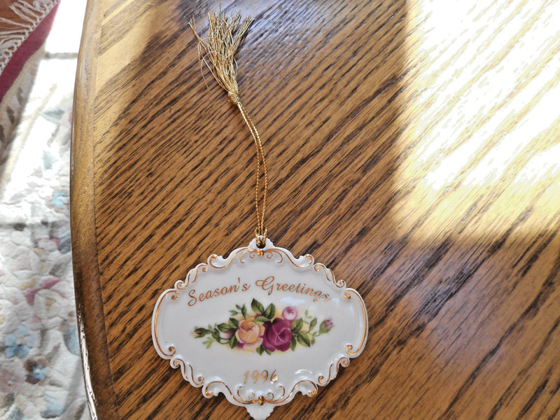 ROYAL ALBERT OLD COUNTRY ROSES Christmas ORNAMENT Vintage Porcelain 1996 w / Box