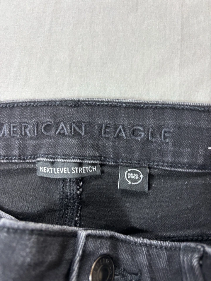 Pantalones cortos de mezclilla negros para mujer American Eagle talla 8 súper elásticos corte desgastados Foto 4 de 4